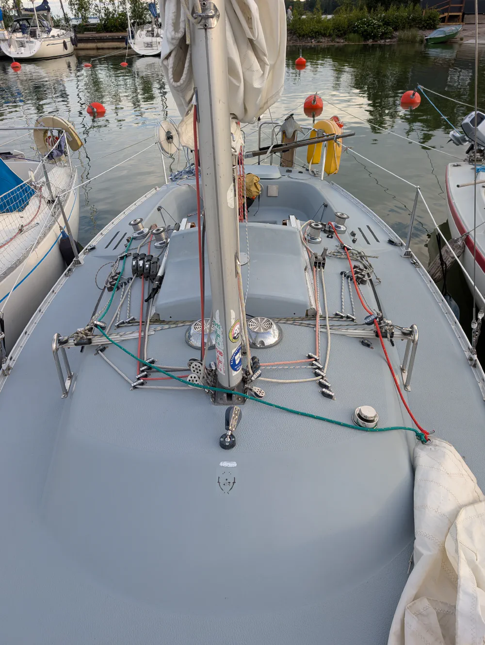 Red and green jib sheets routed along the deck